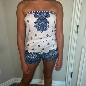 Super cute strapless romper!